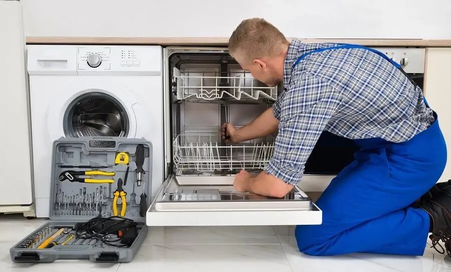 Seferihisar Hotpoint servisi teknisyen ekibi beyaz eşya tamiri yaparken